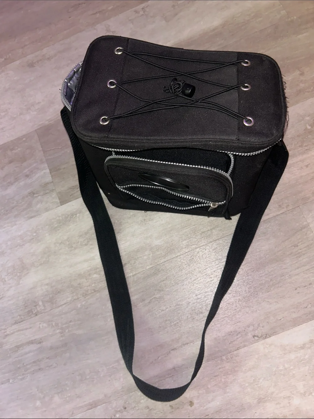 Insulated lunch bag with crossbody strap